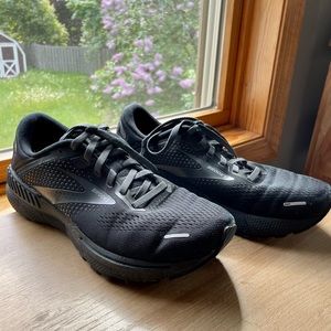 Women’s Brooks Adrenaline 22 Size 9 Black